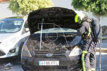 Los bomberos sofocan el incendio de un vehículo en San Juan  (Foto TA)